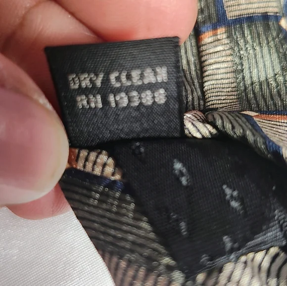 Bill Blass Elegant Black and Gold Patterned Tie - Picture 7 of 8